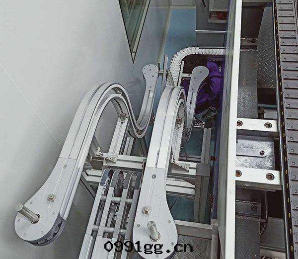 1629020552947000.jpg 夾瓶(píng)輸送機(jī)-(3).jpg